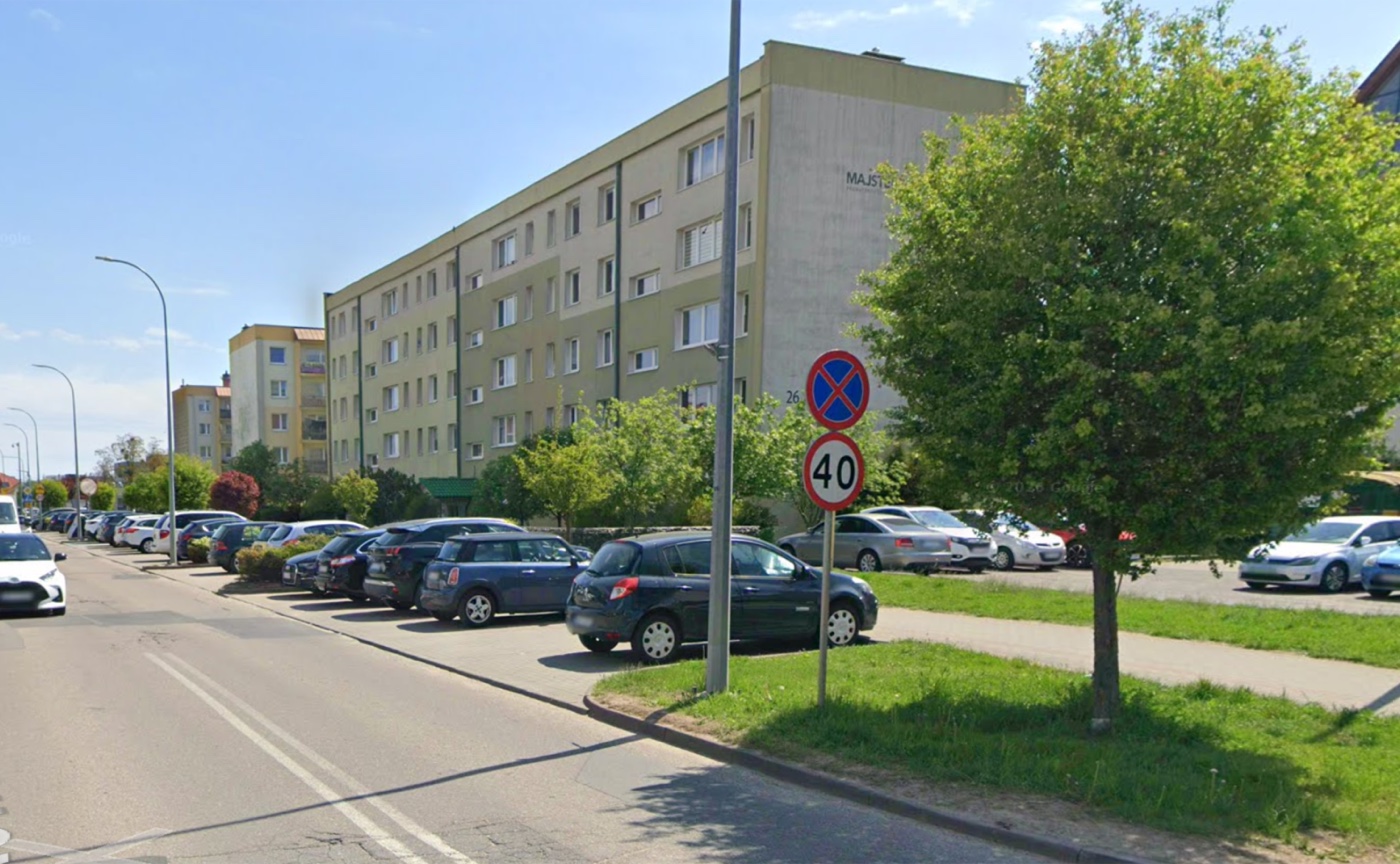 Parking przy ulicy Łąkowej przed budynkiem nr 26 w Redzie
